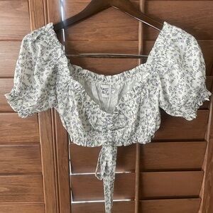Princess Polly floral white crop top size 4 puff sleeve